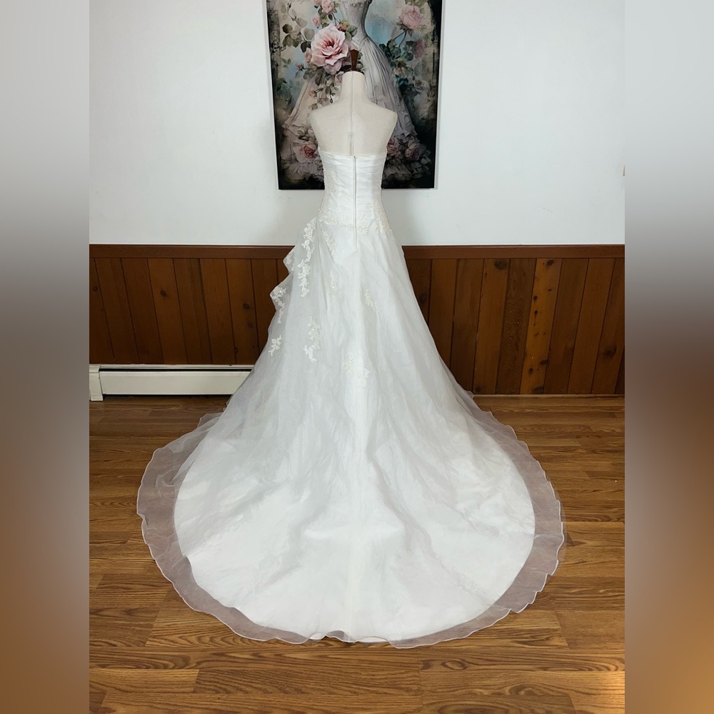 Pronovias Elegant White Strapless Wedding Dress - Picture 6 of 9